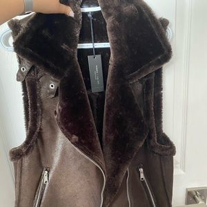 Sleeveless jacket lined with fur